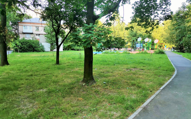 U Metro Veteranov Flat