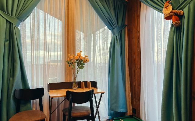 Частный дом с панорамными окнами с выходом на террасу и баней на дровах