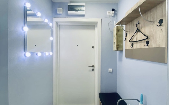 Semejnyie 3h Komnatnyie U Metro Apartments