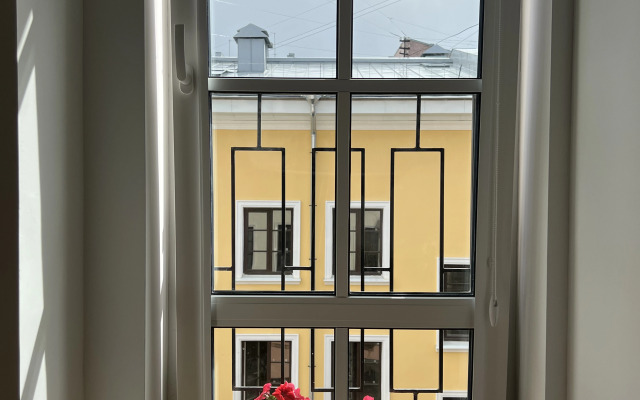 Studiya v Novom Dome s Frantsuzskimi Balkonami Flat