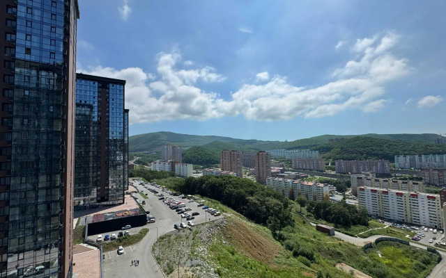 Sovremennaya Dvukhkomnatnaya s Panoramnym Balkonom Flat