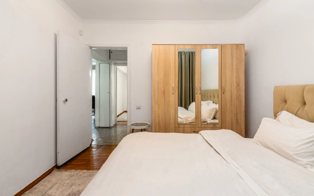 3-K v Tsentre Almaty Flat