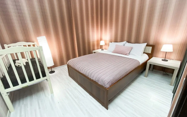 Апартаменты семейные с камином у ТЦ Аквамолл