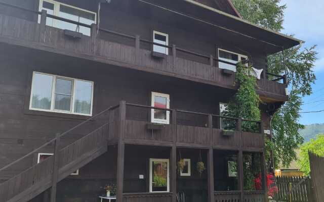 U Dachnyij Guest House