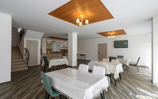 Nikos Guest House
