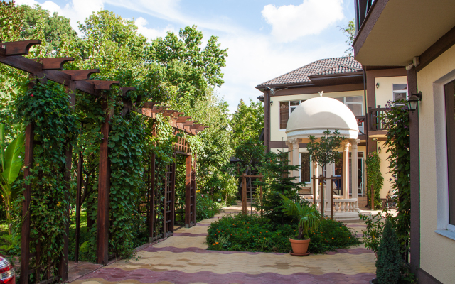 Izumrudnyij Guest House