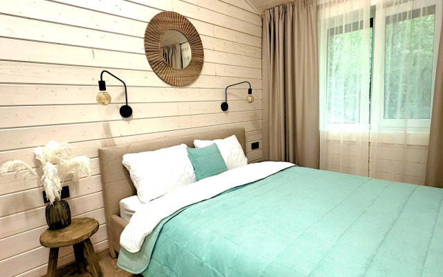 Частный дом с чаном в лесу