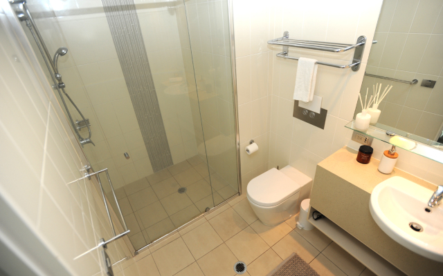 Surfers Paradise Three Bedroom With Pool and Spa Access