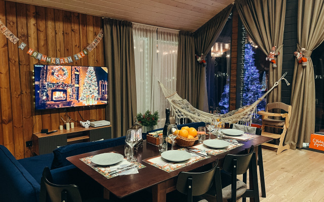 Частный дом с панорамными окнами с выходом на террасу и баней на дровах