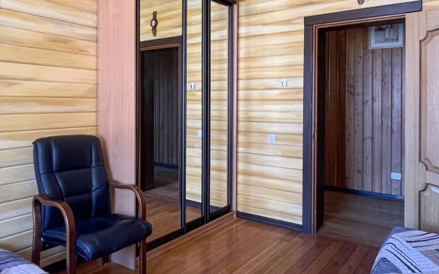 Chastny Kottedzh u reki Private house