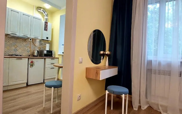 Biznes V Tsvetuschem Dvorike Flat