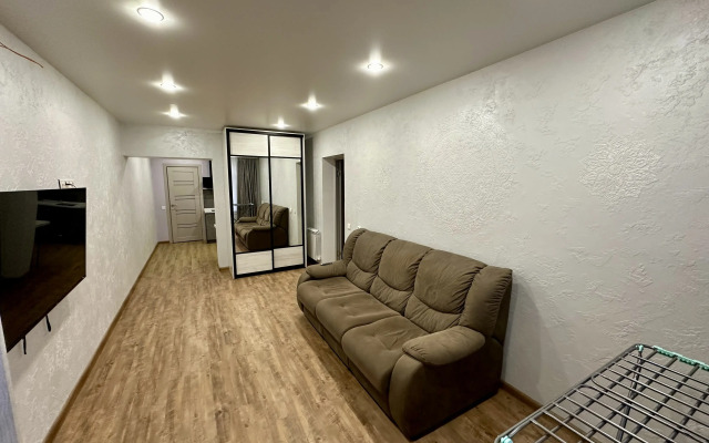 Dvuhkomnatnye Na Pervom Etazhe S Otdel'nym Vhodom Uzhurskaya Den' & Noch' 9 Apartments