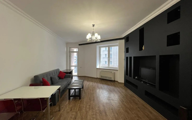 Trekhkomnatnaya Prostornaya na Severnom Prospekte, Hh556 Flat