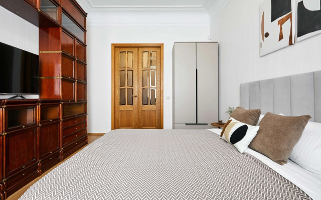 Квартира FlatStay Карповки 16| Большая видовая 4шка с камином