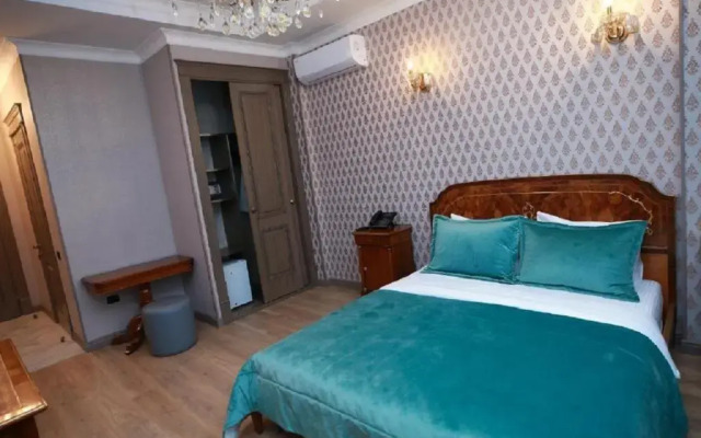West Inn Palace Hotel