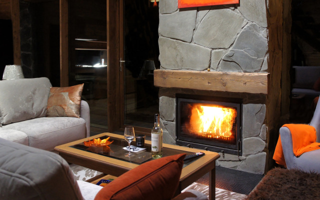 Шале с камином и джакузи в лесу