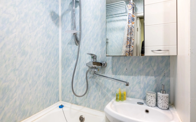 Natali na Metro  Sevastopolskaya prostornye Apartments