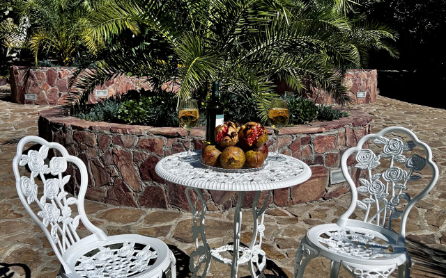 Flora Hotel