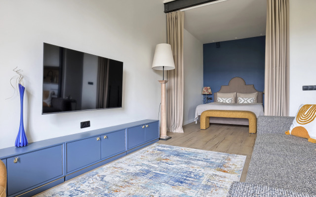 Апартаменты MyHomeYourHome на Чайковского 2\7