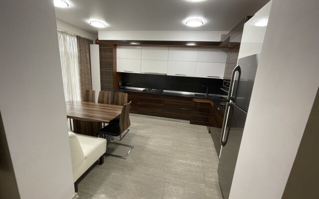 Dom V Uschelye Tryokh Gor Private House