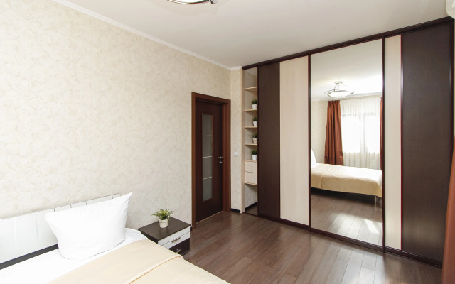 Апартаменты с двуспальной кроватью кухней и гостинной