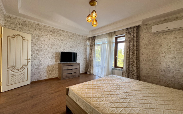 3-Kh Komnatnaya S Balkonami U Tts Konfetti Flat