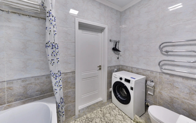 V Tsentre Astanyi s Vidom iz Okna Apartments
