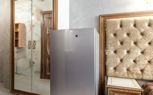 Elitny Apartament v Gostinitse Senator Flat