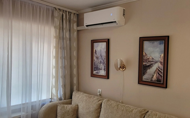 U Dvukh Vokzalov Flat