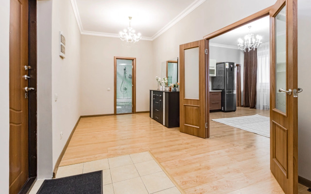 V Tsentre Goroda Ryadom S Bayterekom Apartments