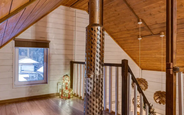 Частный дом с бaнeй на дpoвaх Harmony