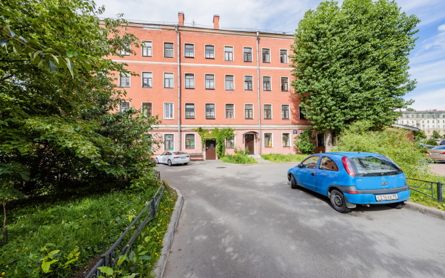 a.m. Rooms Petrovskiy overlooking the river Apartments