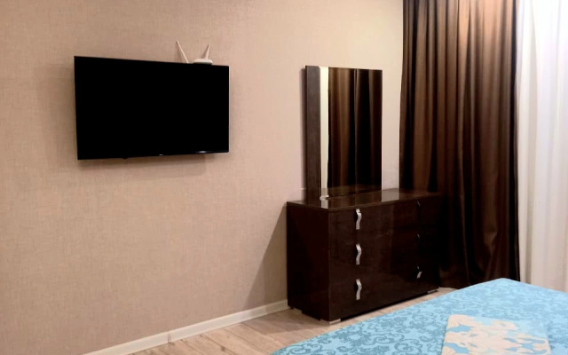 Iz tryokh komnat Flat