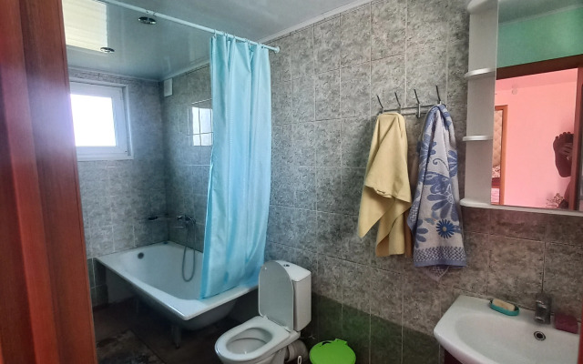 100 M. Ot Khanskogo Dvortsa Flat