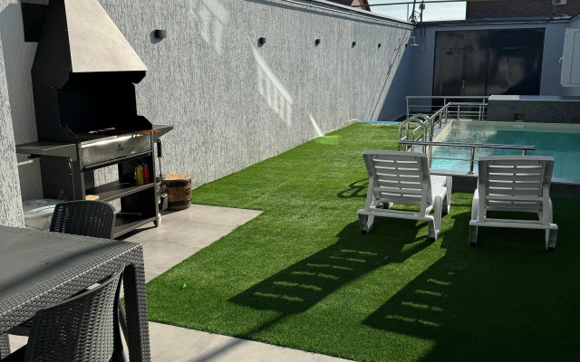 Гостевой дом Дом с бассейном на берегу