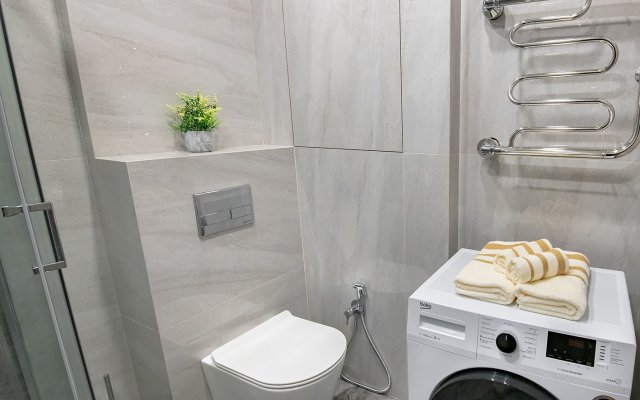 Апартаменты на высоком этаже с видом на мост, недалеко от центра. Брянская 18.