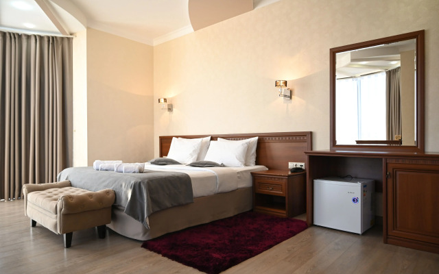 Shine House Hotel