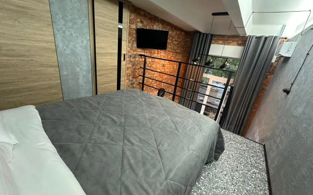 Dvukhurovnevaya studiya s dvumya sanuzlami v parke Apartments