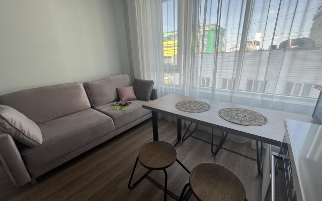 Roskoshnaya Flat