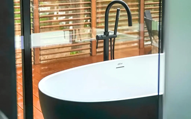 Private House na Beregu Reki s Avtorskim Dizaynom