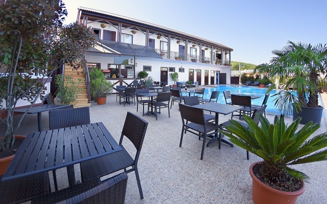 Bonzhur Hotel