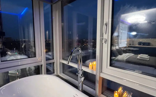 Апартаменты с панорамным видом на город и ванной