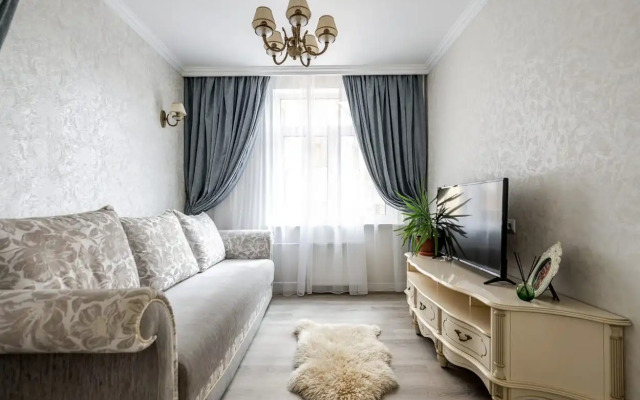 Shikarnaya Dvukhkomnatnaya V Tsentre Flat