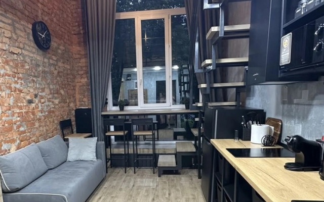 Dvukhurovnevaya studiya s dvumya sanuzlami v parke Apartments