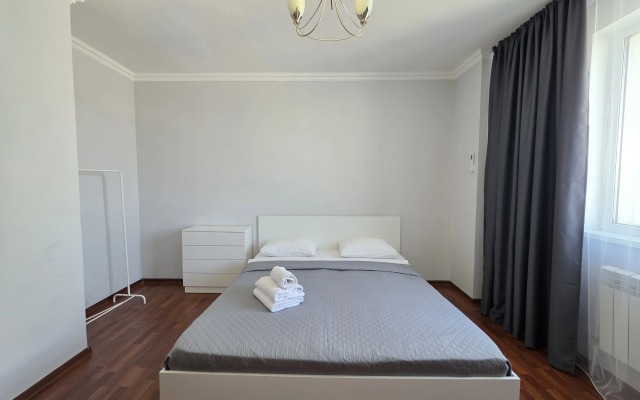 3-Kh s 3-Mya Krovatyami, Divanom i 2 Konditsionerami Apartments