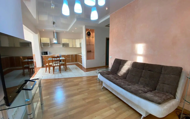 Yevrodvushka Na Larina S Vidom Na Mishennuyu Sopku Flat