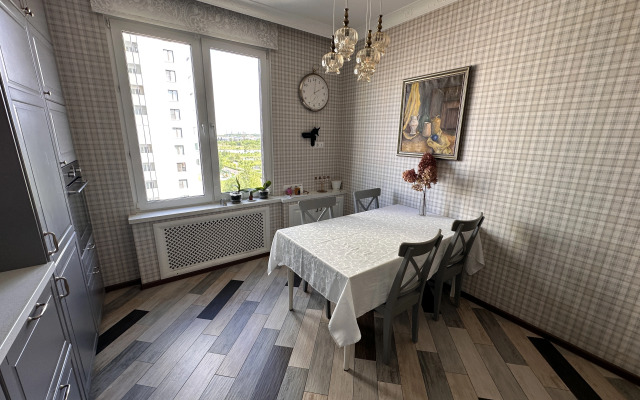 Trekhkomnatnaya U Metro S Vidom Na Park Flat