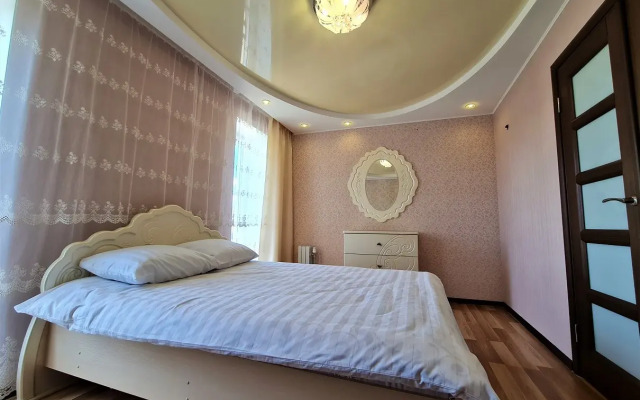 Chetyrekhkomnatnye v Tsentre Apartments