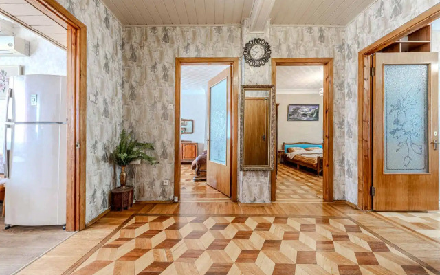 V Tikhom Tsentre Park Chelyuskintsev 4 Kom.kv. Flat