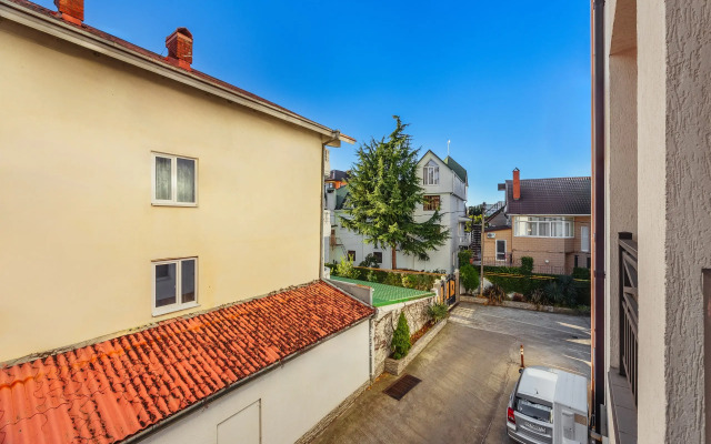 Semeynye U Plyazha S Podogrevaemym Basseynom Apartments